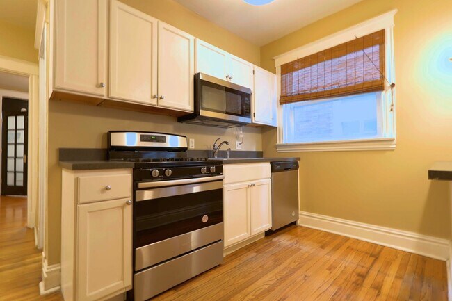 Building Photo - 2204-2206-2206 Portis Ave Unit 2206