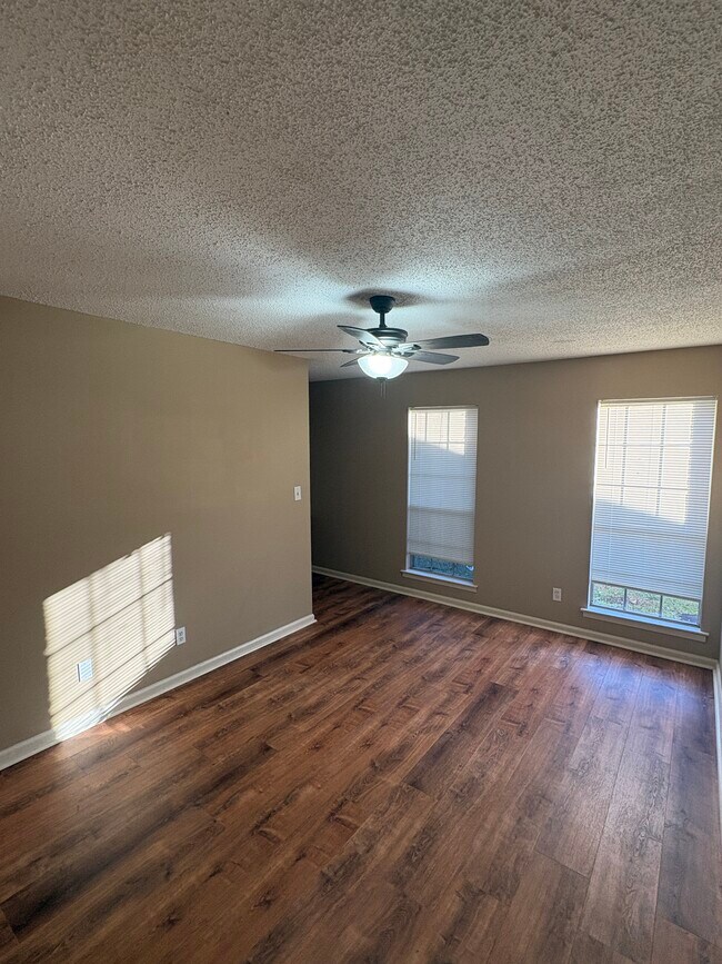 Photo - 5852 Roxboro Dr