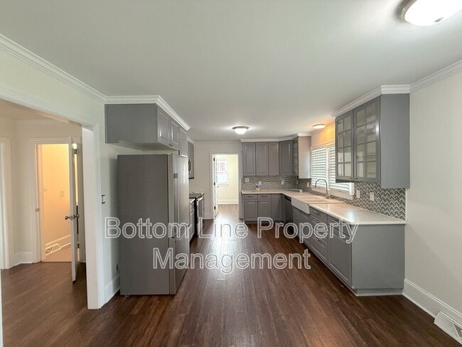 Photo - 114 W College St