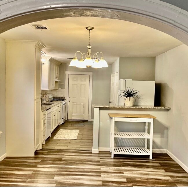 Building Photo - 106 N Eastwood St