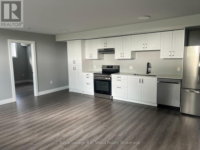 Photo - 335 John St S