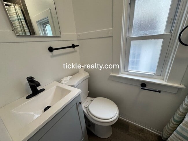 Photo - 4 Bedroom Park Ave House - 2 Full Baths, D...