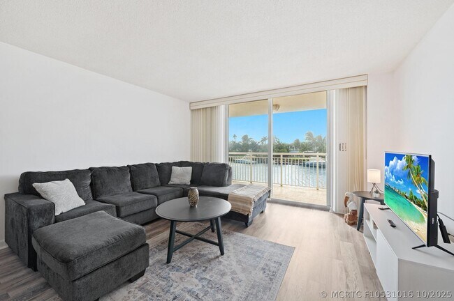 Photo - 1050 Hillsboro Mile Unit 203w