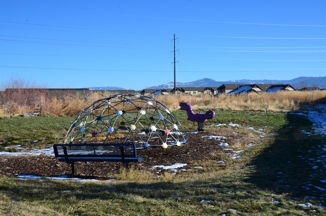 Sendero para caminar con área de juegos - 113 Forest Grove Lane