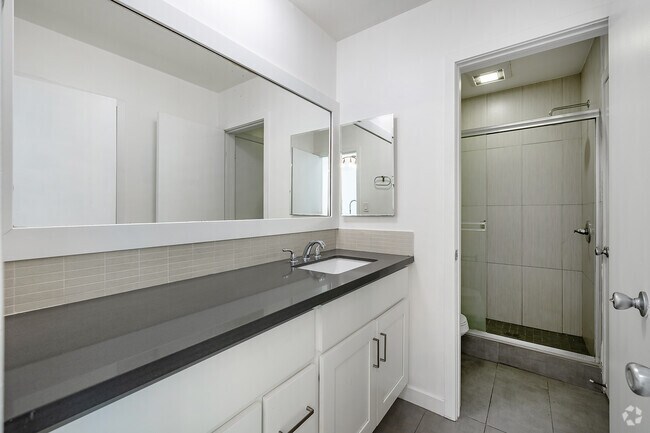 1BR, 1BA - 700SF - Bathroom