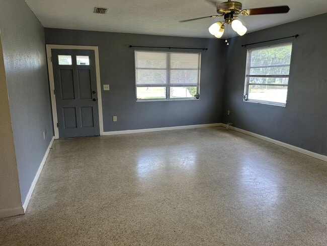 Photo - Convenient Leesburg Living – Walk to Leesburg High School!