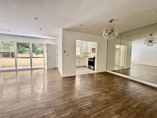 Building Photo - 337 Rexford Dr Unit 337 S Rexford Dr 2