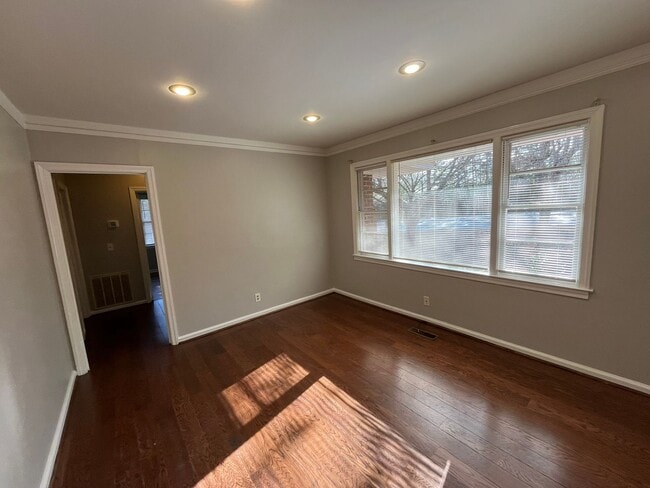 Photo - Move In Ready!! Cozy Brick Home, in North Columbus. Located off of Airport Thruway!!