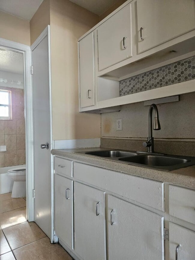 Building Photo - 1000 E Magnolia Ave