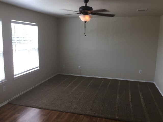 Photo - 1112 Roundhouse Dr