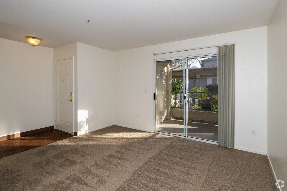 1BR, 1BA - 705SF - Living Room
