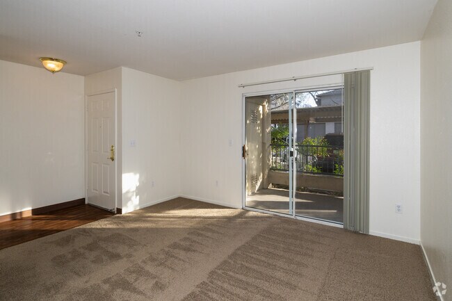 1BR, 1BA - 705SF - Living Room