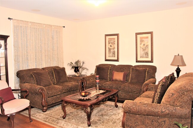 Photo - 2492 Waterbury Ln