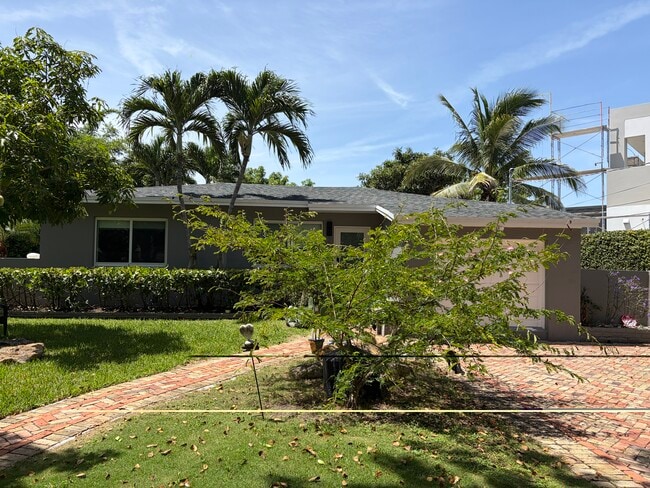 Building Photo - 2010 N Hibiscus Dr
