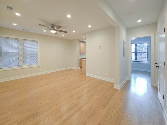 Building Photo - 1910 W Winnemac Ave Unit 3 Rental