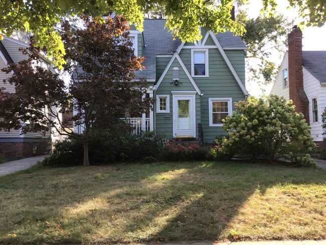 Building Photo - BEAUTIFUL 4 BEDROOM TUDOR STYLE HOME IN EUCLID