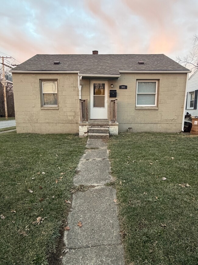 Building Photo - 301 E 4th St