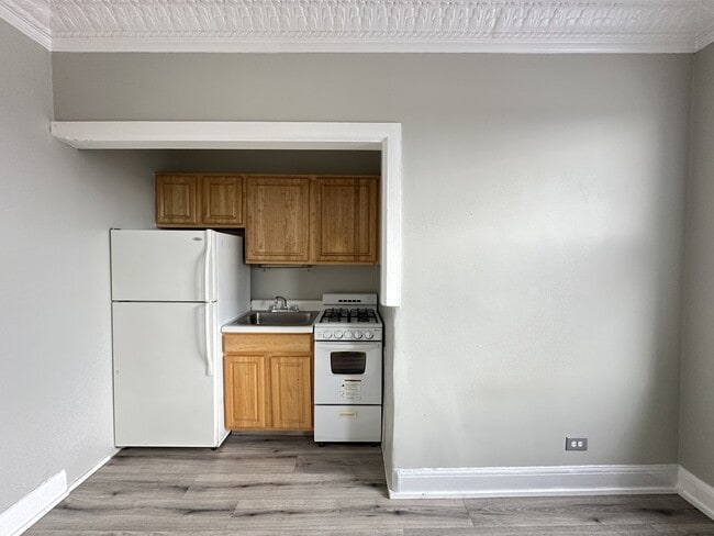 3824 N Fremont Unit 605