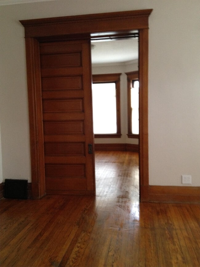 Building Photo - 850 W 4th St Unit 1