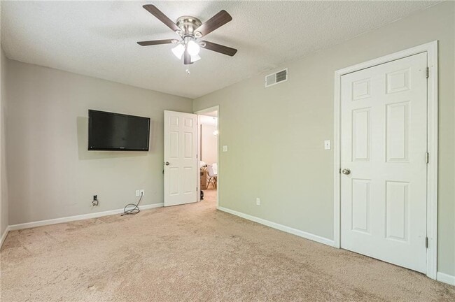 Photo - 448 McGill Pl NE