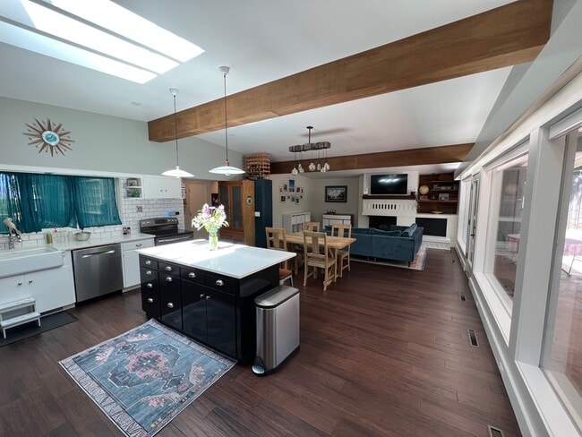 Photo - 2041 Adams St