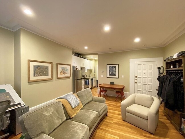 Building Photo - 127 Pinckney St Unit 3 Rental