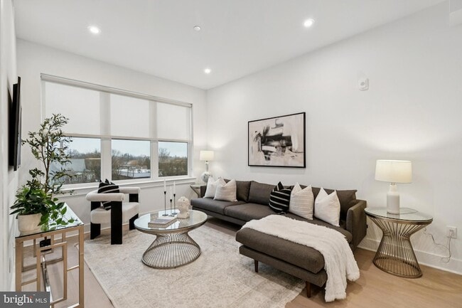 Building Photo - 30 W Allens Ln Unit 101