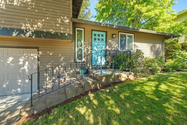 Photo - 4 bedroom 3 bath home in Tualatin with sep...