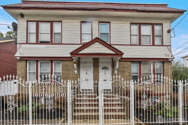 Building Photo - 213 Maple Ave Unit 1