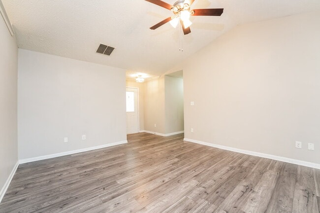 Photo - 509 Sarah's Ln