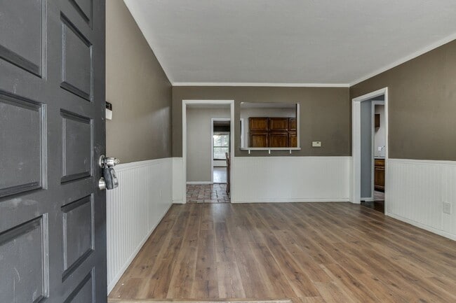 Photo - Spacious mid-century ranch home in Clegern