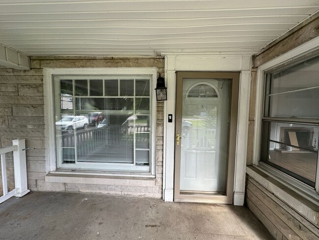 Building Photo - Super Duplex on Meridian Dr W. Rental