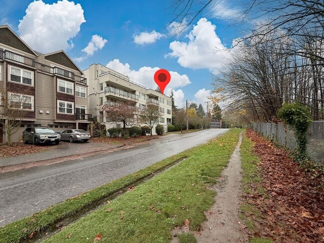 Building Photo - 2334 Thorndyke Ave W Unit 202