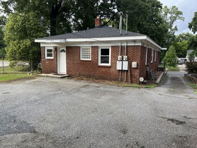 Building Photo - 2 Bed Back Unit in Uptown! Rental