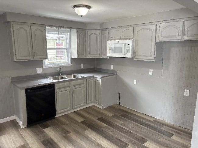 Photo - 190 Aurora Ave