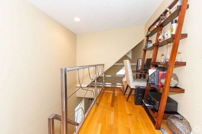 Building Photo - 928 S Wood St Unit 3 Rental