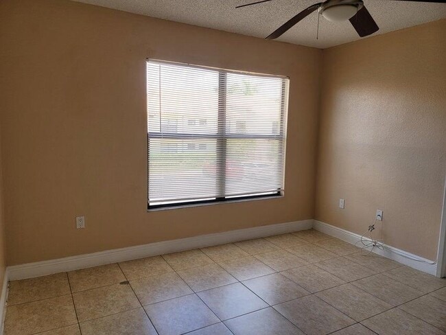 Photo - 1542 Lake Crystal Dr Unit H