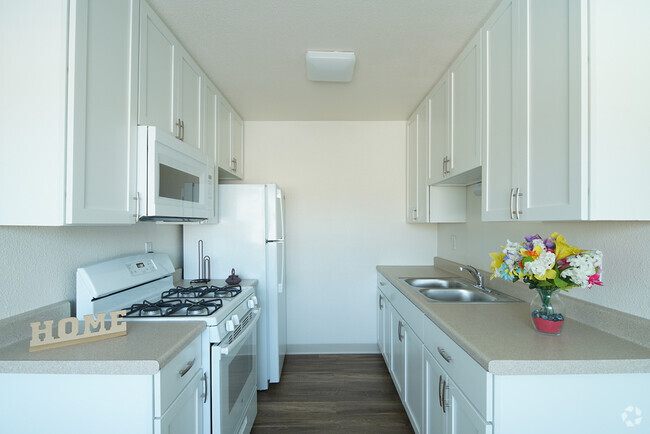 2 Bed - Kitchen - La Privada Valle Poway Rental