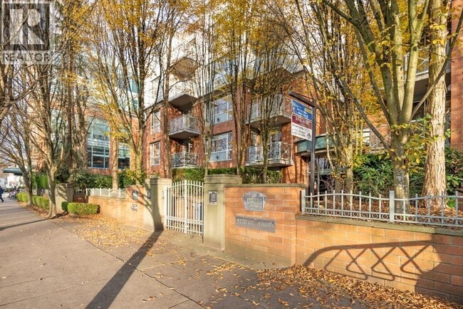 5770 Oak St Unit 208