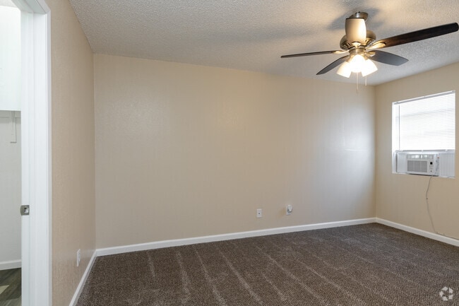 2BR, 1BA - 900SF