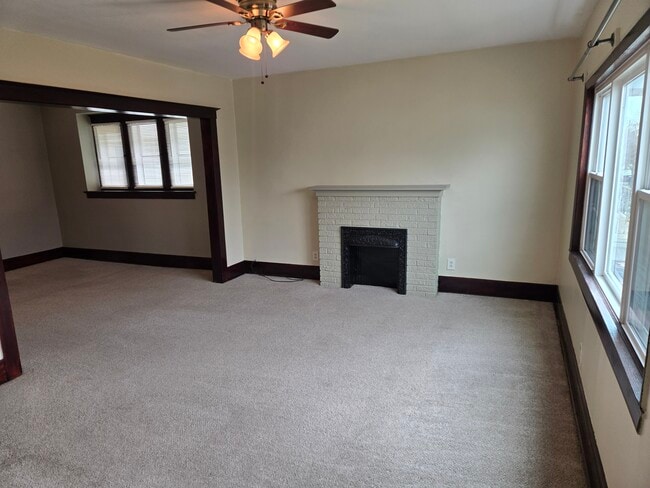 Enter to LR - 295 Crestwood Ave Unit Upper