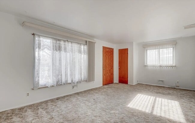 Photo - 3055 Victor St