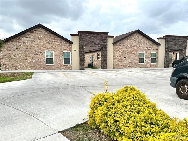 Building Photo - 13 Valeria St Unit 3