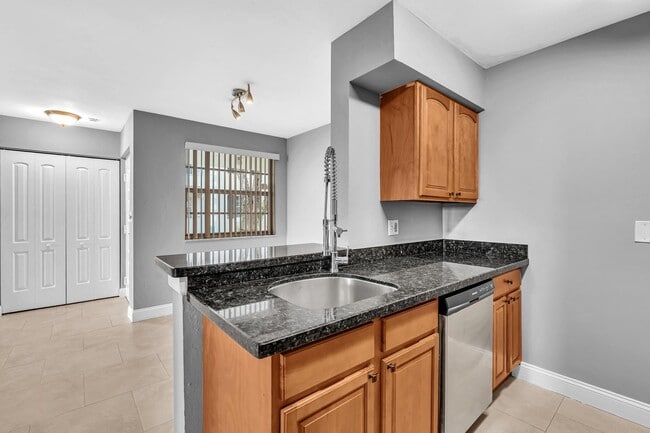 Photo - 2820 N Oakland Forest Dr