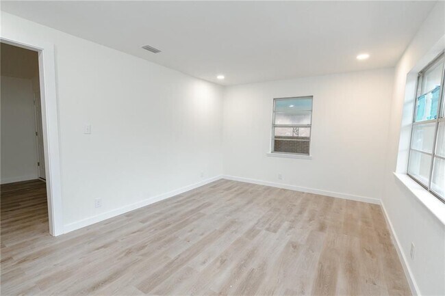 Photo - 7979 Domain St