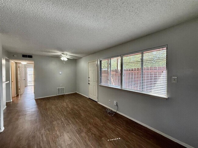 Photo - 8909 Parkfield Dr Unit 102