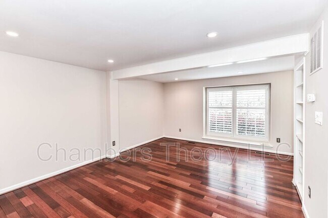 Photo - 1549 Twisted Oak Dr