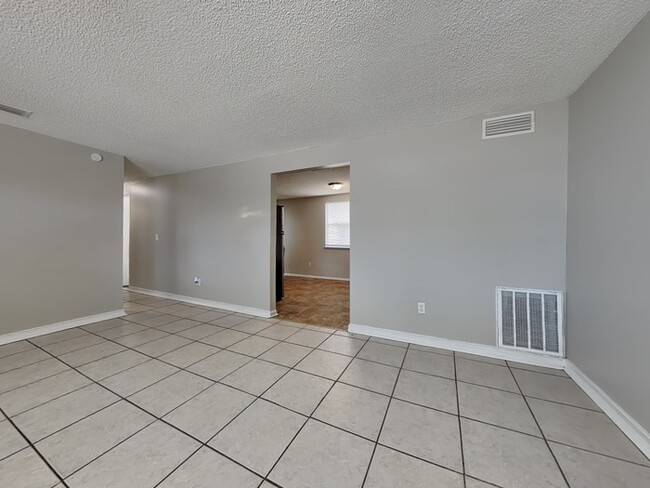 Photo - 11749 Kingfisher Ln E