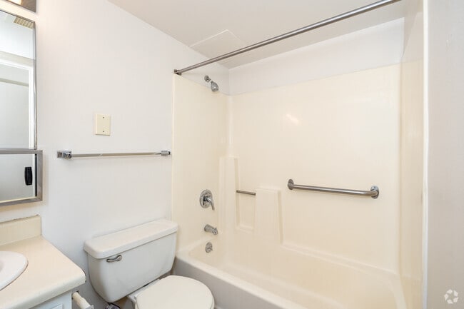 1BR, 1BA - 575SF - Bathroom