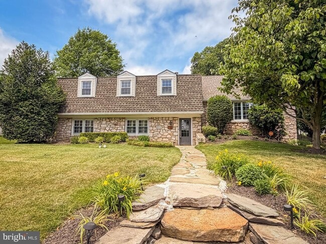 Building Photo - 1168 Temple Dr